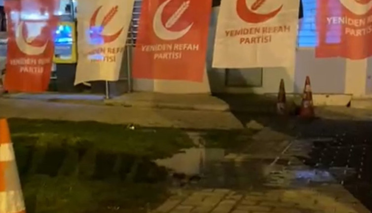 Kanalizasyon patlayınca seçim çadırları pis suyun ortasında kaldı