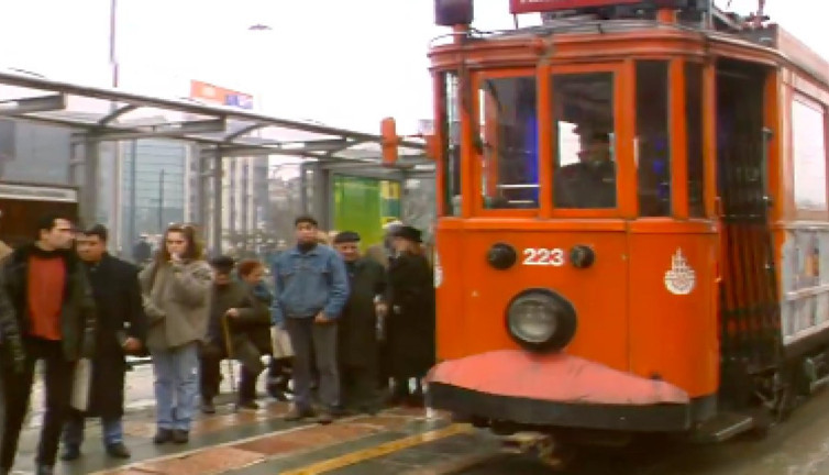 1996 yılına ait İstiklal Caddesi görüntüleri görenleri duygulandırdı