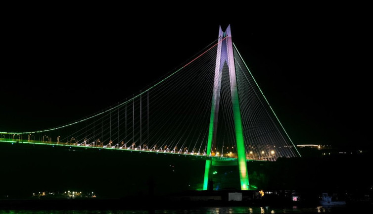 İstanbul'da köprüler Pakistan Milli Günü için ışıklandırıldı