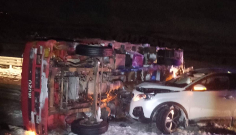 Kars'ta karda devrilen kamyona otomobil çarptı: 3 yaralı