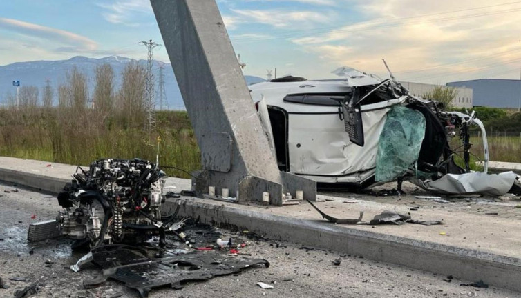 Defalarca takla atan aracın motoru yola fırladı