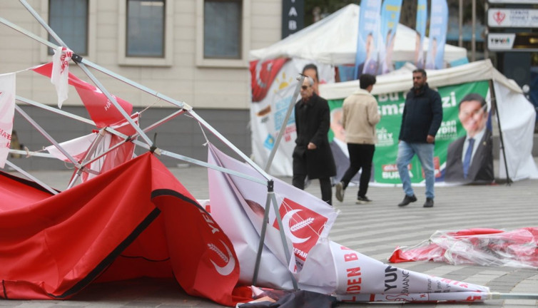 Bursa'daki rüzgar Yeniden Refah çadırını yıktı