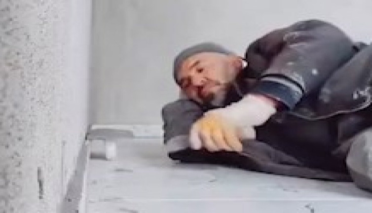 Bıkkınlıkla iş yapan inşaat ustasının videosu viral oldu