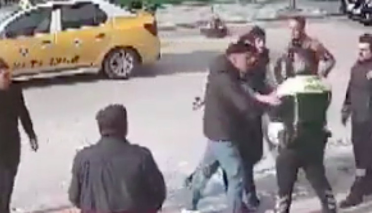 Trafik polisinin üzerine arabasını sürüp kaçtığı yetmedi kendisini yakalayan polise saldırdı