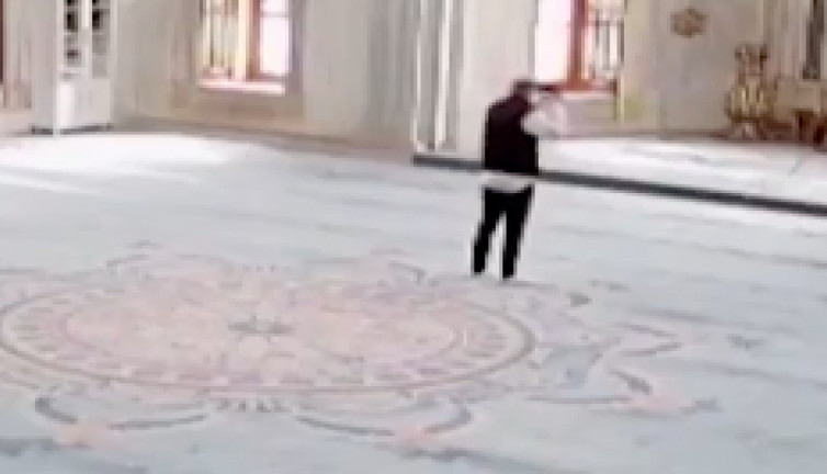 Hassas görüntüler: Cezaevinden izinli çıkıp önce annesiyle kız kardeşini sonra camide kendini öldürdü