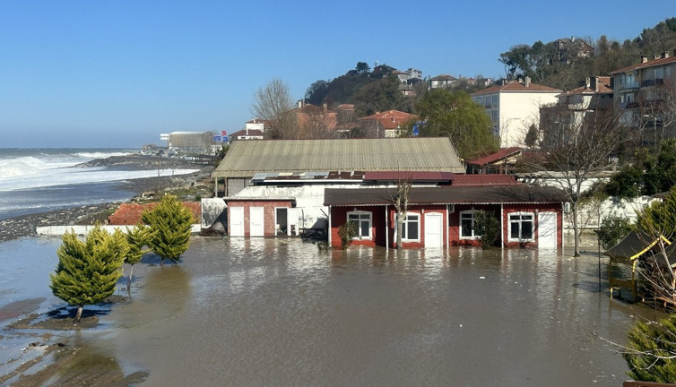 Fırtına sahil hattını yıktı geçti! Dalga boyu 5 metreye yükseldi
