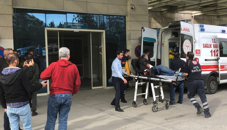 Muhtarlık yarışında uzun namlulu silahlar konuştu. 1’i polis 9 kişi yaralı