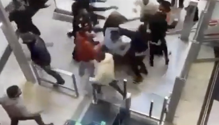 Türkiye'ye iade edilmesi için İstanbul'a gönderilmek üzere havalimanına götürülen PKK destekçisi için ortalığı ayağa kaldırdılar