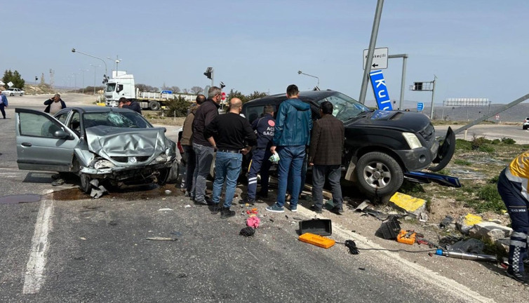 Kamyonetle otomobil kavşakta çarpıştı; 5 yaralı