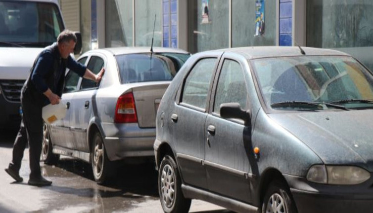 Araçların üzerine çamur yağdı