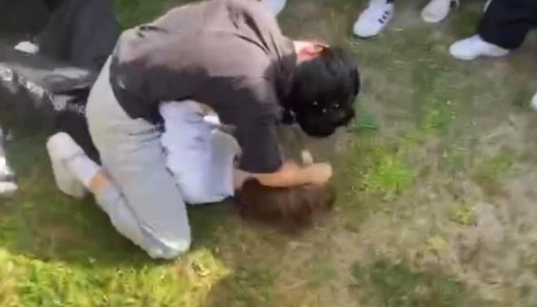 Liseli kızların saç saça kavgası boks ringini aratmadı