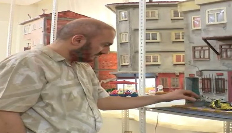 Evinin odasına minyatür mahalle kurdu: 'Hikayem bir çöp şişle başladı'