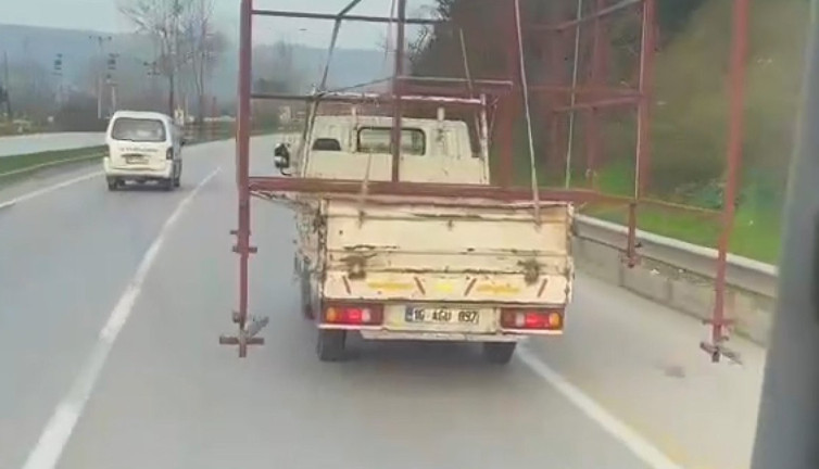 Kamyonetinin kasasında çelik kulübe iskeleti taşıdı! Bu kadarına da pes