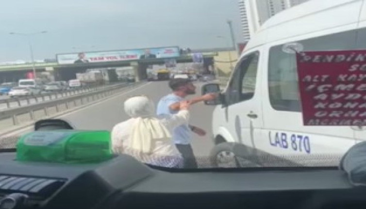 Bıçakla servis şoförüne saldırdı: Engellemeye çalışan kadına tekme attı