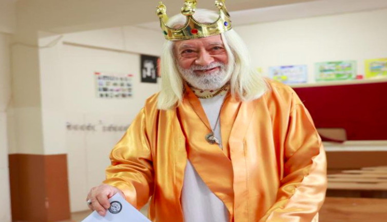 Kral kostümü giyip oy kullanmaya giden vatandaş ilgi çekti