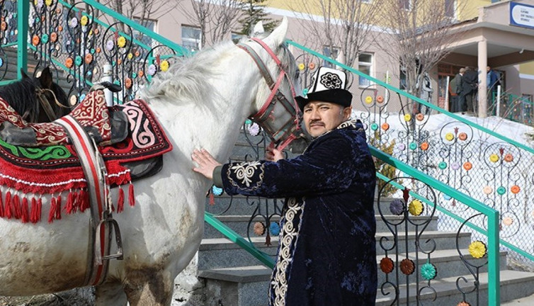 Kırgız Türkleri Van’da atlarıyla oy kullanmaya gitti