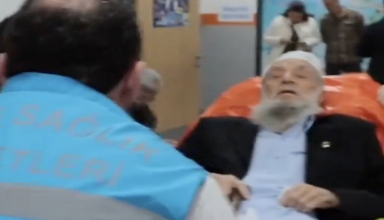 85 yaşındaki vatandaş oy kullanmaya sedye ile gitti