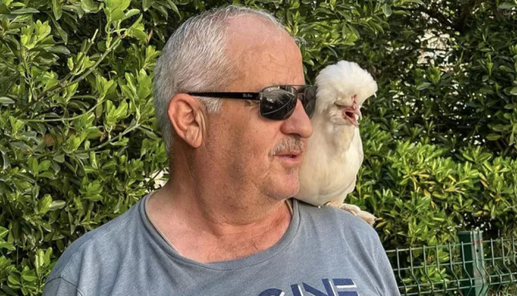 Paçalı tavuğuyla oy vermeye giden adam gündem oldu