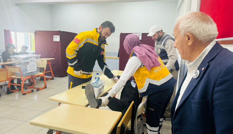 Bir partinin sandık müşahidi bayıldı