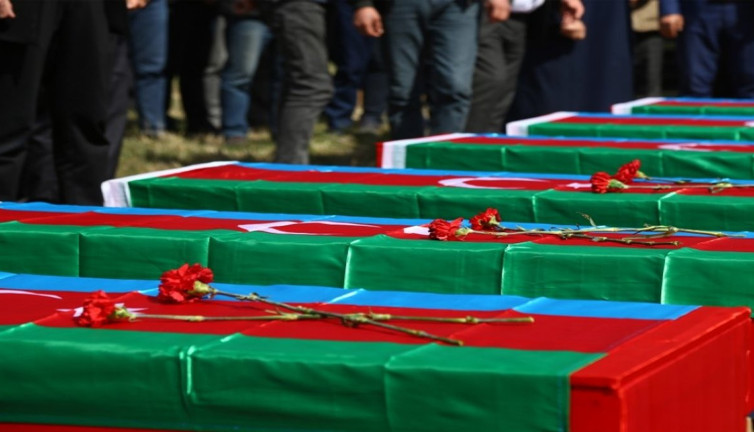 Hocalı katliamının yedi kurbanının kalıntısı Hocalı'da defnedildi