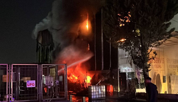 Kocaeli'de geri dönüşüm fabrikasında yangın (01 Nisan 2024)