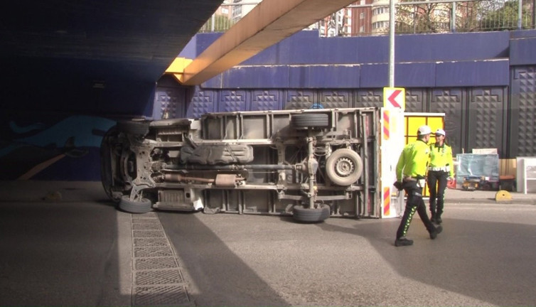 Kadıköy'de kamyonet üst geçide çarptı