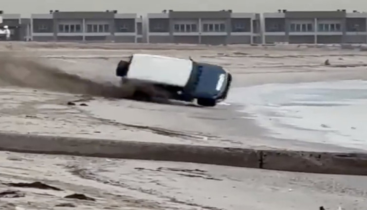 Lüks aracıyla şov yapmak istedi takla atıp camdan fırladı canından oluyordu