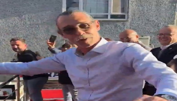 Rakibine fark atarak seçimi kazanan Erdal Beşikçioğlu, zaferini 'Erik Dalı' oynayarak kutladı