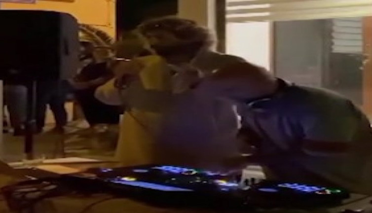 Datça muhtarından Dj eşliğinde kutlama: Muhtarlık ofisinin önünde parti verdi