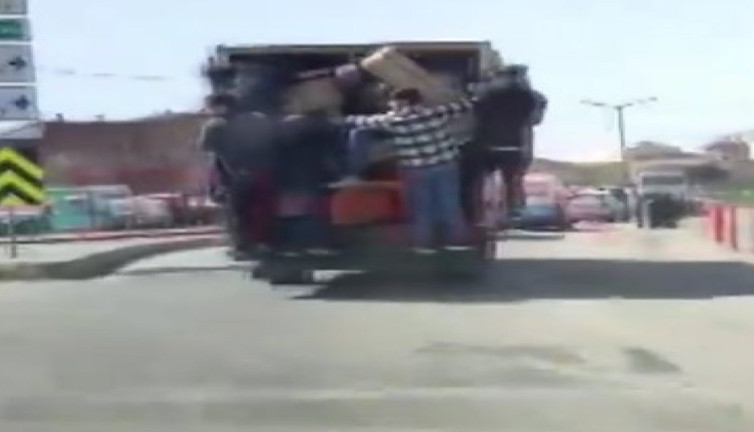 Eşya dolu kamyonetin kapısına tutunan kişilerin yürek hoplatan yolculuğu kameraya yansıdı