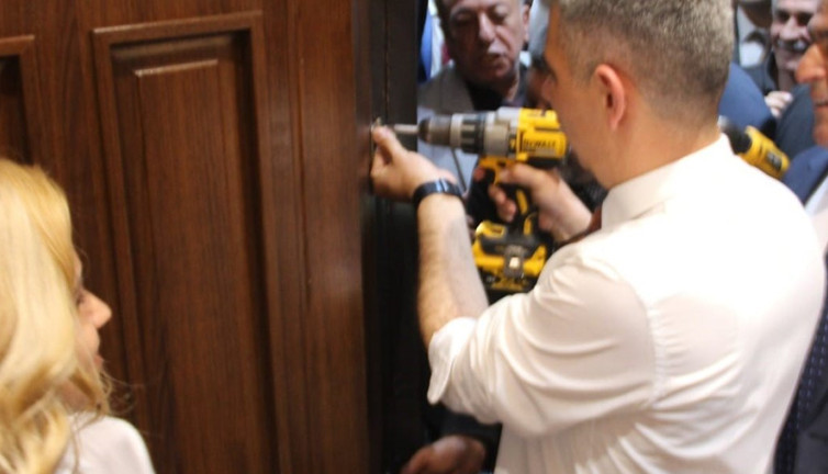 CHP'li başkan makam odasının kapısını sökerek göreve başladı