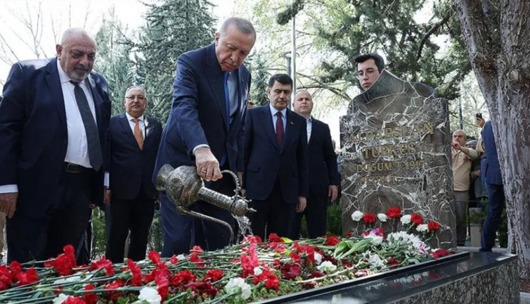 Erdoğan Alparslan Türkeş'in kabrini ziyaret etti (04 Nisan 2024)
