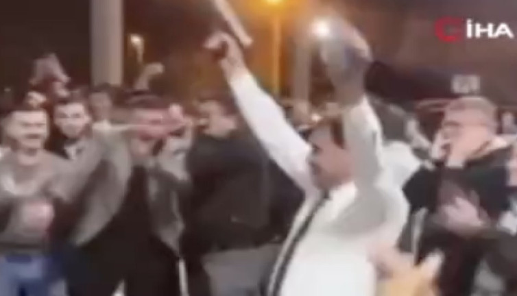 AKP'li Belediye Başkanı seçim zaferini havaya silah sıkarak kutladı