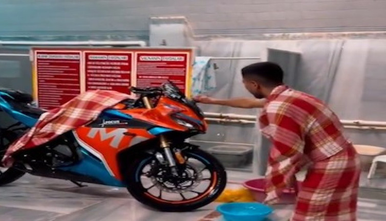 Sürekli kaza yaptığı motosikletini hamama götürüp boy abdesti aldırdı