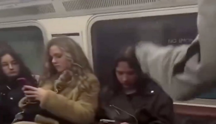 Sosyal medya etkileşimi için insanlara rastgele tokat atan siyahi kız tepki çekti