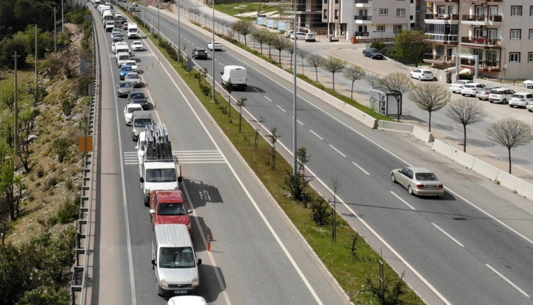 Bodrumlular camın arkasından korkuyla seyrediyor. Halk evlerine kapandı. Esnaf etiketlerin tamamını değiştirdi hazır bekliyor