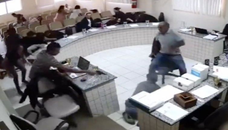 Babasının katili öldürmek için mahkeme salonuna silah soktu