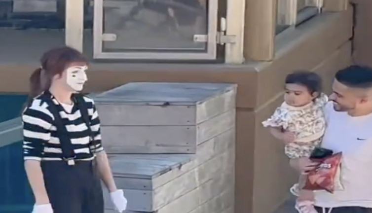 Animatör yüz vermeyen çocuğun arkasından yaptığı hareketle çevredekileri güldürdü
