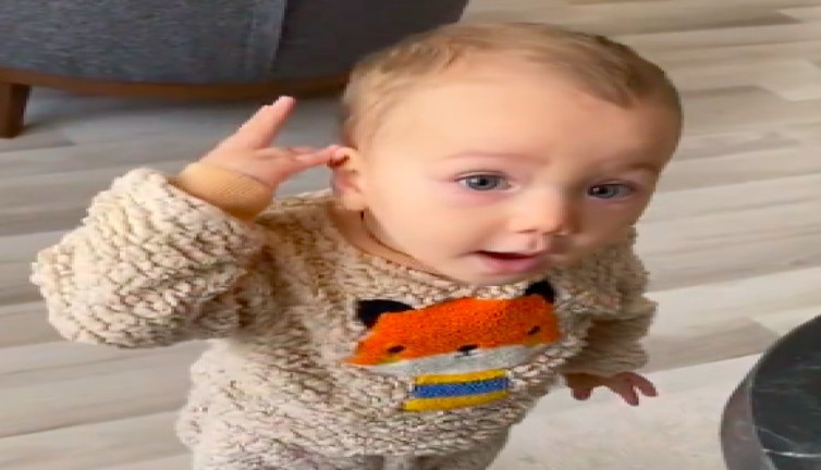 Ufaklığın kurnazca planı: Annesi tarafından öpülmek için başını sehpaya vuruyormuş gibi yaptı