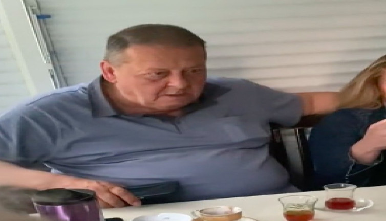 Kızının korece şarkı söylemesine tanık olan baba şaşkınlığını gizleyemedi