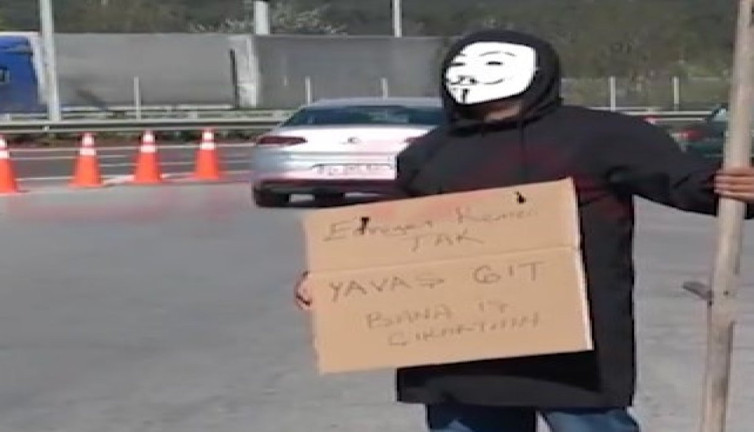 Azrail kılığına girip 'Bana iş çıkarmayın’ pankartı ile sürücüleri uyardı