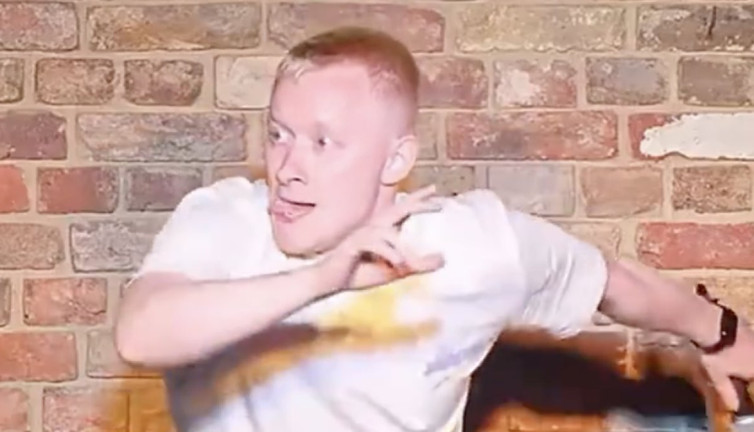 Stand-upçının ağır çekimde sevinen futbolcu taklidi sosyal medyayı salladı