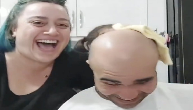 Eşinin kafasını nasıl yıkadığı sorulunca kadın "2 günde bir sarı bezle tozunu alıyoruz" dedi