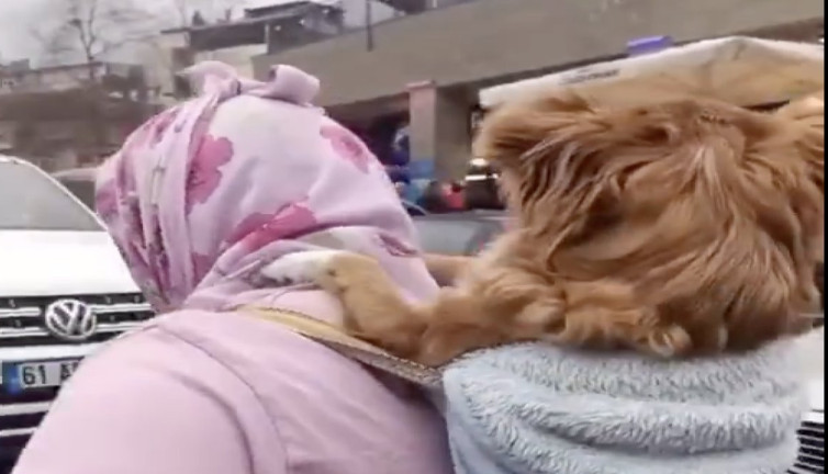 Hayvansever kadın sıkılan köpeğini bebek gibi sırtında taşıyarak gezdirdi