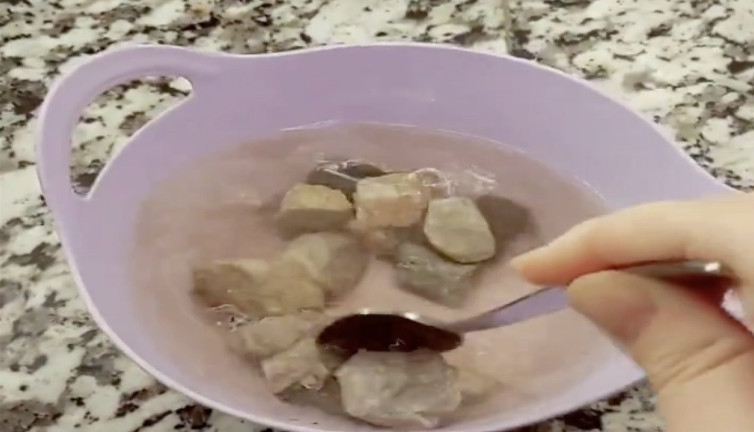 Taş aşeren hamile kadının videosu görenleri şaşırttı