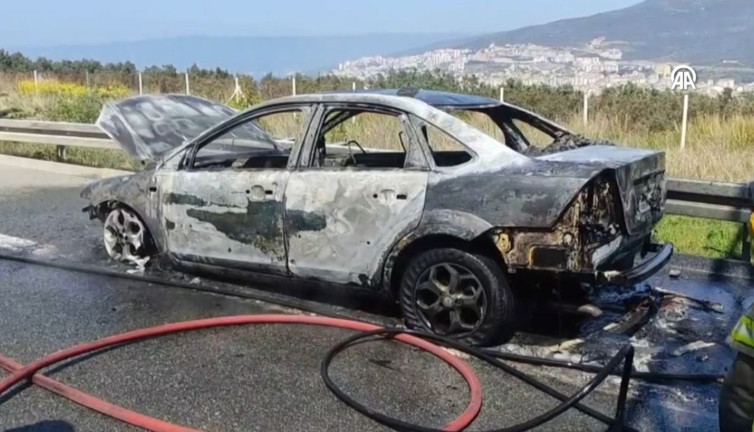 Bursa'da seyir halindeki otomobil yanarak küle döndü