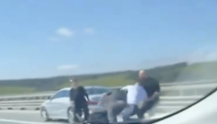 Bayram günü trafikte yumruk yumruğa kavga ettiler