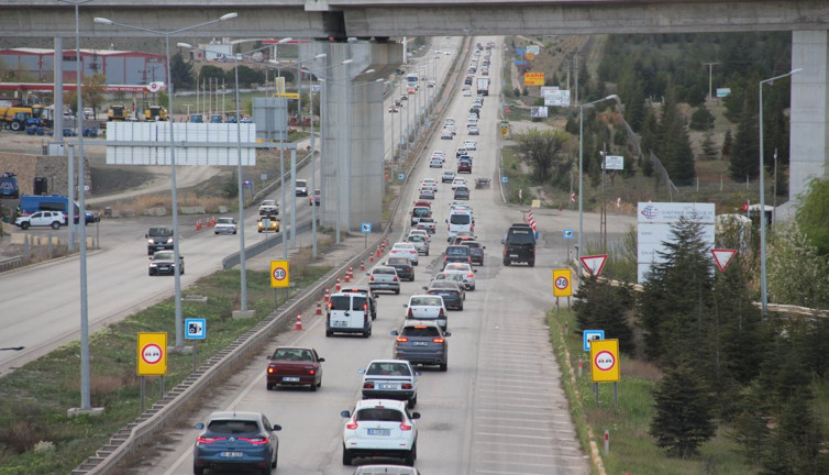 ‘Kilit kavşak’ta araç yoğunluğu! Tatilciler dönüşe geçti