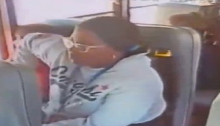 10 yaşındaki engelli çocuğu acımasızca darbetti!