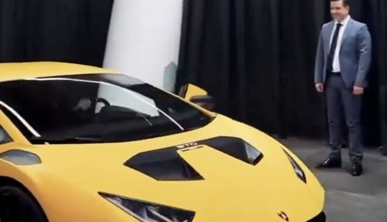 Hindistanlı baba oğluna 18. yaş hediyesi Lamborghini aldı